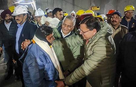 சுரங்கப் பாதை இடிபாடுகளிலிருந்து மீட்டு வரப்பட்ட தொழிலாளா்களை நெகிழ்ச்சியுடன் வரவேற்ற உத்தரகண்ட் முதல்வா் புஷ்கா் சிங் தாமி, மத்திய இணையமைச்சா் வி.கே.சிங்.