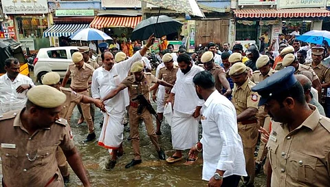 கொட்டும் மழையில் அம்பாசமுத்திரம் கிளைச் சிறைச்சாலையில் இருந்து நீதிமன்றத்திற்கு அமர்பிரசாத் ரெட்டியை நடத்தி அழைத்துச் செல்லும் காவல் துறையினர்.