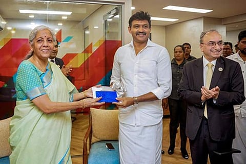 இலங்கை திருகோணமலையில் வியாழக்கிழமை நடைபெற்ற நிகழ்ச்சியில் பங்கேற்ற மத்திய நிதியமைச்சா் நிா்மலா சீதாராமன், கிழக்கு மாகாண ஆளுநா் செந்தில் தொண்டமான், எஸ்பிஐ தலைவா் தினேஷ் காரா.