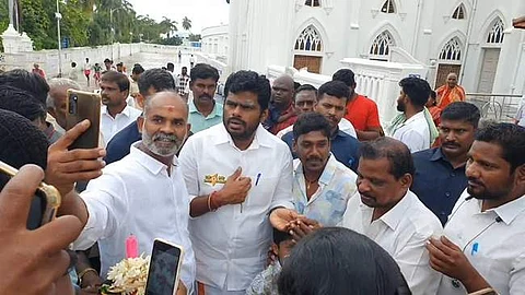 வேளாங்கண்ணி பேராலயத்தில் வழிபாடு செய்த பின்னர் பக்தர்களுடன் அண்ணாமலை செல்பி எடுத்துக்கொண்டபோது..