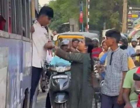 பேருந்தில் படியில் நின்ற மாணவர்களை அடித்து இறக்கிவிடும் ரஞ்சனா. 