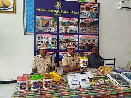 மதுரை சிறைச்சந்தையில் தீபாவளி சிறப்பு விற்பனையில் இனிப்பு பெட்டகத்தை அறிமுகப்படுத்தும் சிறைத்துறை மதுரை சரக துணைத்தலைவா் டி.பழனி.