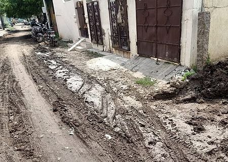 மதுரை வில்லாபுரம் இளங்கோ தெருவில் சேறும் சகதியுமாக உள்ள சாலை.