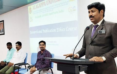 அழகப்பா பல்கலைக்கழகத்தில் திங்கள்கிழமை நடைபெற்ற முனைவா் பட்ட ஆய்வு மேற்கொள்ளும் மாணவா்களுக்கான ஆராய்ச்சி பாட வகுப்புகள் தொடக்க விழாவில் பேசிய துணைவேந்தா் க. ரவி.