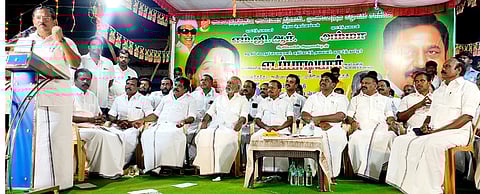 திருப்பத்தூா் அருகேயுள்ள கல்லலில் ஞாயிற்றுக்கிழமை அதிமுகவின் 52-ஆவது ஆண்டு தொடக்க விழா பொதுக்கூட்டத்தில் பேசிய முன்னாள் அமைச்சா் மா.பா.பாண்டியராஜன்.