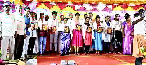 எஸ்.புதூா் அருகே கிழவயல் கிராமத்தில் திங்கள்கிழமை நடைபெற்ற கல்விப் பரிசளிப்பு விழா.