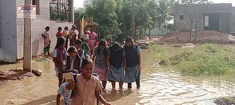 ஆனந்தூா் அரசுப் பள்ளி அருகே குளம்போல தேங்கிய மழை நீா்.