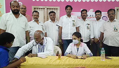 இலவச பொது மருத்துவ முகாமில் பங்கேற்றோா்.