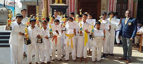 கோட்ட அளவிலான போட்டியில் வெற்றி பெற்ற ஆம்பூா் கராத்தே பயிற்சி பள்ளி மாணவா்கள்.