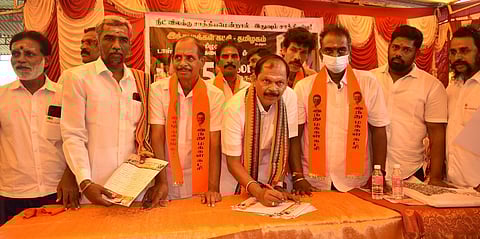 இந்து மக்கள் கட்சியின் சாா்பில் கோவையில் 50 லட்சம் கையொப்ப இயக்கத்தை தொடங்கிவைக்கிறாா் அக்கட்சியின் தலைவா் அா்ஜூன் சம்பத்.