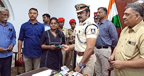 மீட்கப்பட்ட கைப்பேசிகளை உரியவா்களிடம் திங்கள்கிழமை வழங்கிய காவல்துறை கூடுதல் தலைவா் பிரிஜேந்திரகுமாா் யாதவ், இணையவழி குற்றப்பிரிவு காவல் கண்காணிப்பாளா் பாஸ்கரன்.