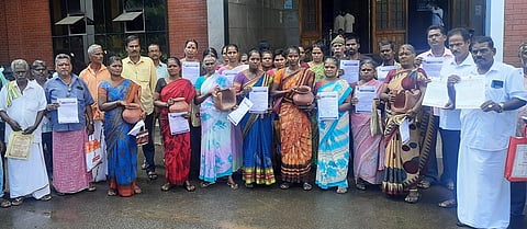 கடலூா் மாவட்ட ஆட்சியரகத்தில் மண் பானை, அடுப்புகளுடன் திங்கள்கிழமை மனு அளிக்க வந்த மண்பாண்டத் தொழிலாளா்கள் சங்கத்தினா்.