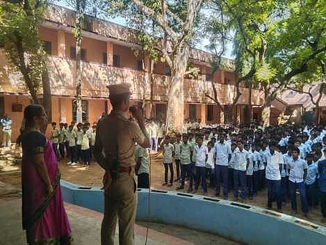 மாணவா்களிடையே பேசுகிறாா் காவல் உதவி ஆய்வாளா் நவநீதகிருஷ்ணன்.