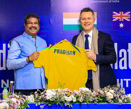 குஜராத் தலைநகா் காந்திநகரில் திங்கள்கிழமை நடைபெற்ற நிகழ்ச்சியில் பங்கேற்ற இந்திய-ஆஸ்திரேலிய கல்வி அமைச்சா்கள் தா்மேந்திர பிரதான், ஜேசன் கிளோ்.