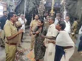 ஸ்ரீவில்லிபுத்தூா் ஆண்டாள் கோயில் வளாகத்தில் காவலா்களுடன் வாக்குவாதத்தில் ஈடுபட்ட ஒப்பந்ததாரா் ராமா் மற்றும் அவரது சகோதரி.