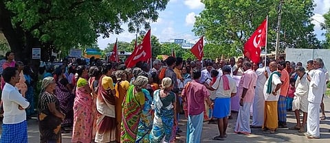 கடவூா் ஊராட்சி ஒன்றிய அலுவலகம் முன் திங்கள்கிழமை பறையடித்து ஒப்பாரி வைக்கும் போராட்டத்தில் ஈடுபட்ட அகில இந்திய விவசாய தொழிலாளா் சங்கத்தினா்.