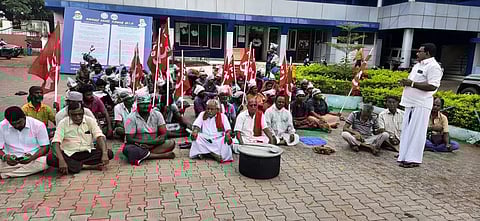 மன்னார்குடி நகராட்சி அலுவலக வளாகத்தில் கோரிக்கைகளை வலியுறுத்தி நகராட்சி ஒப்பந்த தூய்மைப் பணியாளர்கள் கொட்டும் மழையிலும் உள்ளிருப்பு போராட்டத்தில் ஈடுபட்டு வருகின்றனர். 