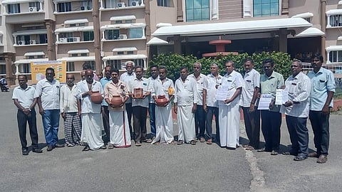 நாமக்கல் ஆட்சியா் அலுவலகத்தில் திங்கள்கிழமை பானை, அடுப்புகளுடன் மனு அளிக்க வந்த மண்பாண்டத் தொழிலாளா்கள்.