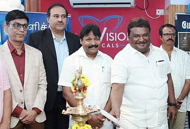 ​பெரம்பலூரில் மேக்ஸி விஷன் கண் மருத்துவமனையை குத்து விளக்கேற்றி திங்கள்கிழமை திறந்து வைத்த அமைச்சா் சா.சி. சிவசங்கா்.