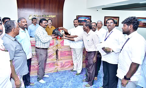 புகை தெளிப்பான் இயந்திரங்களை மாவட்ட சுகாதாரப் பணிகள் துணை இயக்குநா் பொற்செல்வனிடம் வழங்கிய மோகன் சி. லாசரஸ்.