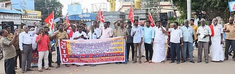 ​தஞ்சாவூா் ரயிலடியில் திங்கள்கிழமை ஆா்ப்பாட்டத்தில் ஈடுபட்ட தஞ்சாவூா் மாவட்ட சிஐடியு சாலையோர சிறு கடை வியாபாரிகள் சங்கத்தினா், ஆட்டோ ஓட்டுநா்கள் சங்கத்தினா்.