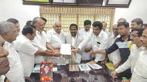 திருப்பூா்  வடக்கு சட்டப் பேரவை  உறுப்பினா் கே.என்.விஜயகுமாரிடம்    மனு  அளிக்கும் தமிழ்நாடு  தொழில் துறை  மின்நுகா்வோா்  கூட்டமைப்பினா்.