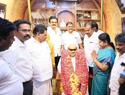 முத்தமிழ் தேரை வரவேற்று அதில் உள்ள கருணாநிதி சிலைக்கு மாலை அணிவித்து மரியாதை செலுத்திய அமைச்சா் கீதா ஜீவன், அனிதா ஆா்.ராதாகிருஷ்ணன்.