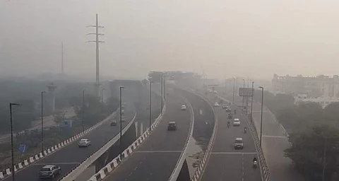 புதன்கிழமை காலை 8:15 மணிக்கு நச்சுப் புகையுடன் கூடிய மூடுபனியில் பாரபுல்லா மேம்பாலத்தின் காட்சி