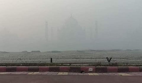 காற்று மாசினால் புகை சூழ்ந்த நிலையில் தாஜ்மஹால்