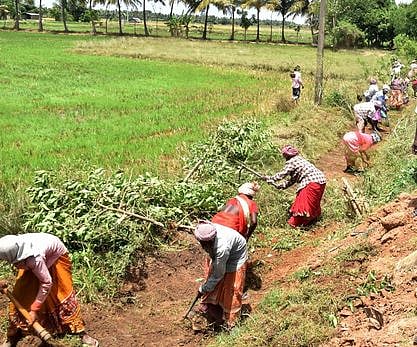 நூறு நாள் வேலையில் 4 மாதங்களாக ஊதிய நிலுவை: தீபாவளி நேரத்தில் தொழிலாளா்கள் தவிப்பு