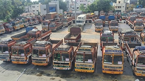 வேலைநிறுத்தம் காரணமாக நிறுத்தி வைக்கப்பட்டுள்ள லாரிகள்