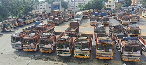 வேலைநிறுத்தம் காரணமாக நிறுத்தி வைக்கப்பட்டுள்ள லாரிகள்