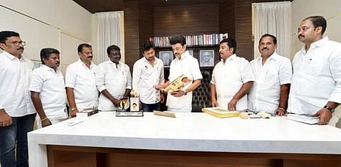 மாநாட்டுக்கான அழைப்பிதழை முதல்வரிடம் வழங்கி வாழ்த்து பெற்ற திமுக இளைஞரணியினர். 