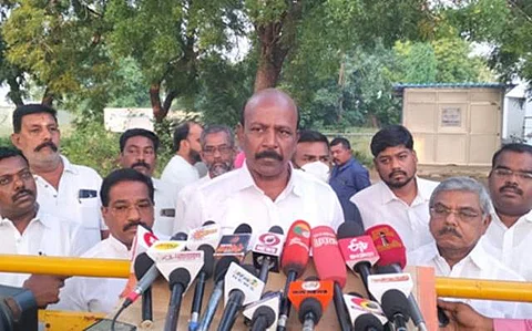 ஏரிகள் உடைந்ததால் வேளச்சேரி, பள்ளிக்கரணையில் வெள்ளம்: அமைச்சர்