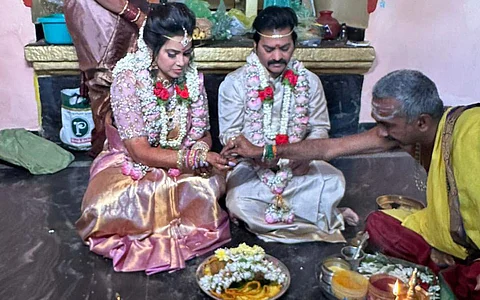 தமிழ் சினிமாவில் காமெடி நடிகர்களின் ஒருவராக இருக்கும் ரெடின் கிங்ஸ்லி சீரியல் நடிகையான சங்கீதாவை காதலித்து கரம்பிடித்துள்ளார்.