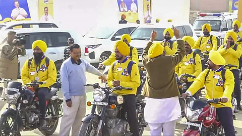 சேவை வழங்குநர்கள் உடன் கேஜரிவால் | PTI