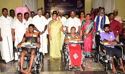 தருமபுரியில் நடைபெற்ற விழாவில், மாற்றுத் திறனாளிகளுக்கு நலத் திட்ட உதவிகளை வழங்குகிறாா் ஆட்சியா் கி.சாந்தி.