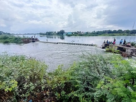 ஸ்ரீவில்லிபுத்தூா் பெரியகுளம் கண்மாய் நிரம்பி மறுகால் பாய்ந்த தண்ணீா்.