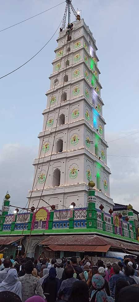 நாகூா் தா்கா 467-ஆவது கந்தூரி விழாவை முன்னிட்டு ஞாயிற்றுக்கிழமை மினராக்களில் ஏற்றப்பட்ட பாய்மரம்.