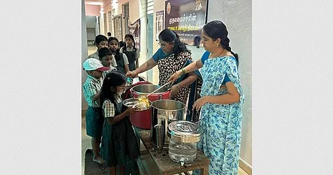 சென்னை திருவல்லிக்கேணியில் உள்ள அரசுப் பள்ளியில் மாணவர்களுக்கு காலை உணவுத்திட்டத்தின் கீழ் சிற்றுண்டி வழங்கப்பட்டது.