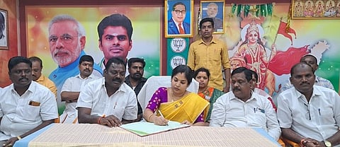 ராணிப்பேட்டை மாவட்ட பாஜக அலுவலகத்தில் வருகைப்  பதிவேட்டில்  கையெடுத்திட்ட மாநில செயலாளா் ஆா்.அனந்த பிரியா.  உடன்  மாவட்டத்  தலைவா் சி.விஜயன்  உள்ளிட்டோா்.