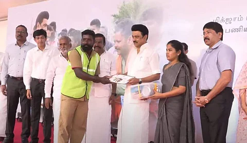 மிக்ஜம் புயல் நிவாரணப் பணியின்போது சிறப்பாக செயல்பட்ட தூய்மைப் பணியாளர்களுக்கு ஊக்கத்தொகை, பாராட்டுச் சான்றிதழை முதல்வர் மு.க.ஸ்டாலின் வழங்கினார். 