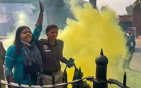 முழக்கமிட்ட பெண் நீலம்