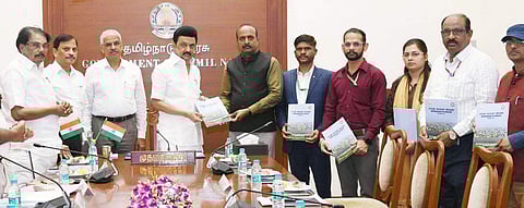 மிக்ஜம் புயலால் ஏற்பட்ட சேதங்களுக்கு நிதி ஒதுக்கீடு கோரும் கோரிக்கை மனுவினை மத்திய அரசின் ஆய்வுக் குழுவின் தலைவரிடம் முதல்வர் வழங்கினார்.