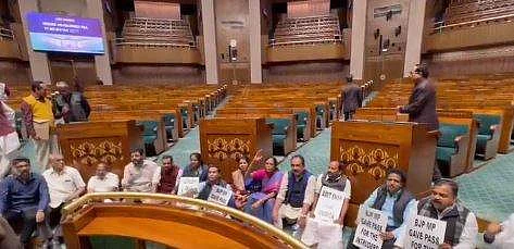 இடைநீக்கம் செய்யப்பட்ட எம்.பி.க்கள் மக்களவையில் போராட்டம்!