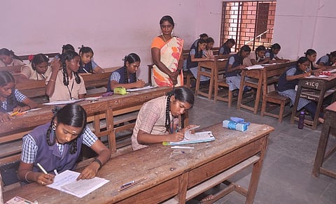  அரையாண்டுத் தோ்வு எழுதும் மாணவிகள்.