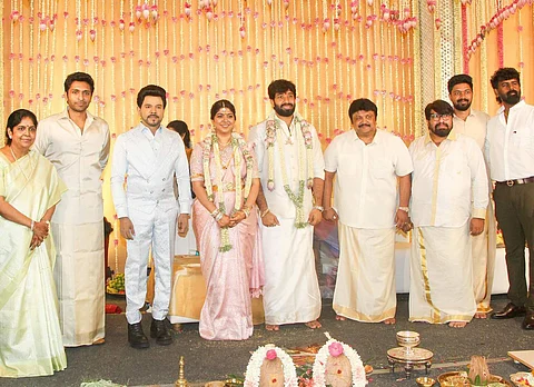 நடிகர் பிரபு மகள் ஐஸ்வர்யாவுக்கும் இயக்குநர் ஆதிக் ரவிச்சந்திரனுக்கும் (15-12-2023) அன்று சென்னையில் கோலாகலமாக திருமணம் நடைபெற்றது.