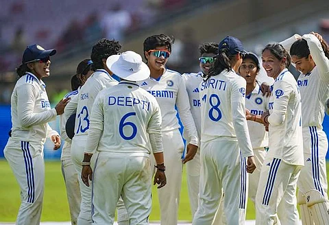 டெஸ்ட் கிரிக்கெட்டில் வரலாற்று வெற்றி பெற்ற இந்திய மகளிரணி! 