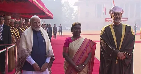 இந்தியா வந்துள்ள ஓமன் சுல்தான் ஹைதம் பின் தாரிக்கை குடியரசுத் தலைவர் திரௌபதி முர்மு, பிரதமர் நரேந்திர மோடி வரவேற்றனர். 