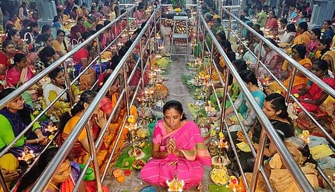 எம்பி ஜோதிமணி முதல் பூஜையைக் குத்துவிளக்கு ஏற்றித் தொடங்கி வைத்தார்.